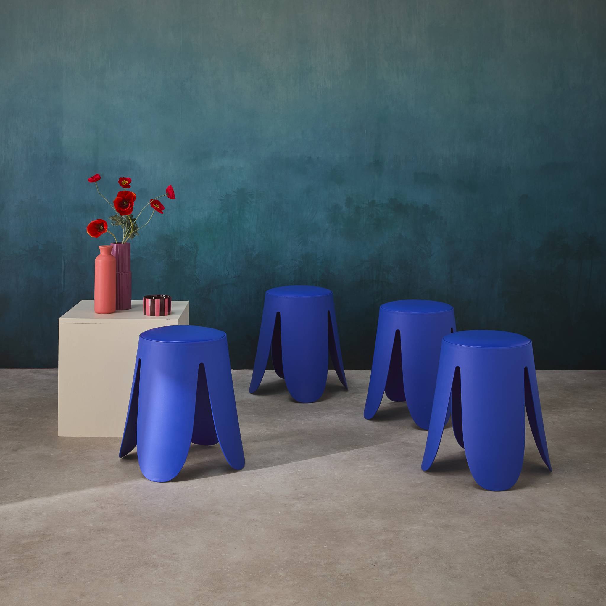 Set de 4 tabourets empilables simili cuir bleu. Niki Ø30 / 44 x H46cm