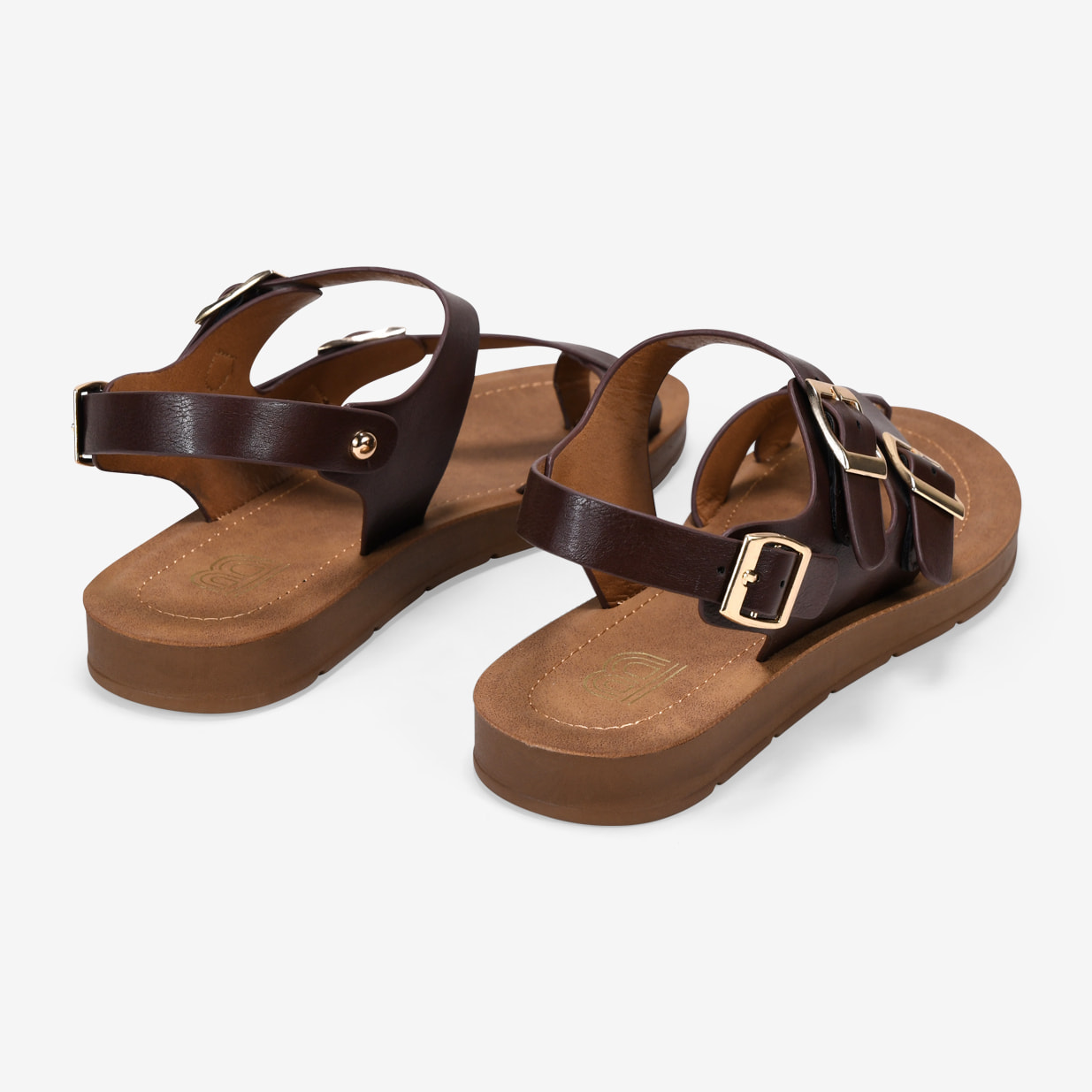 Sandalias de dedo marrones con hebillas