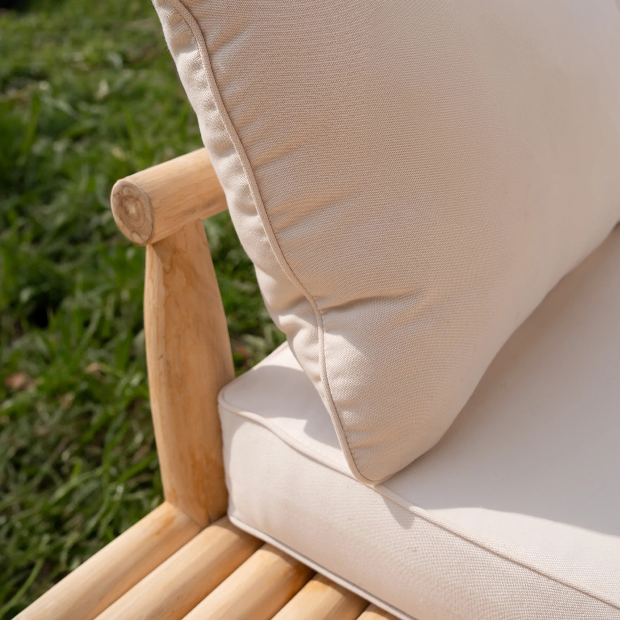 Canapé d'angle de jardin 4 places en teck et coussins blancs - Sunny