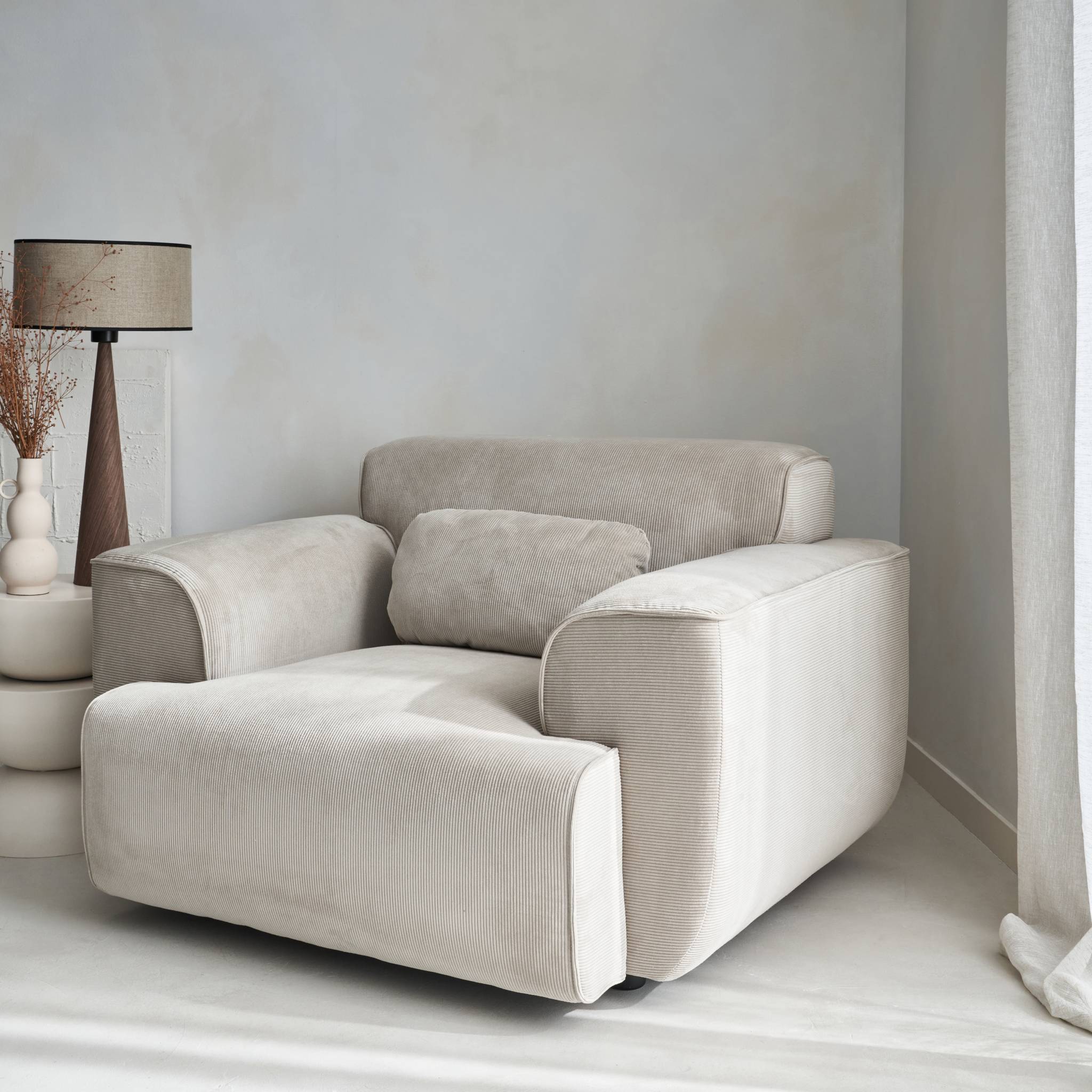 Fauteuil velours côtelé. lignes arrondies. coussin fourni. Wallas. L 116 x P 97 x H 73cm