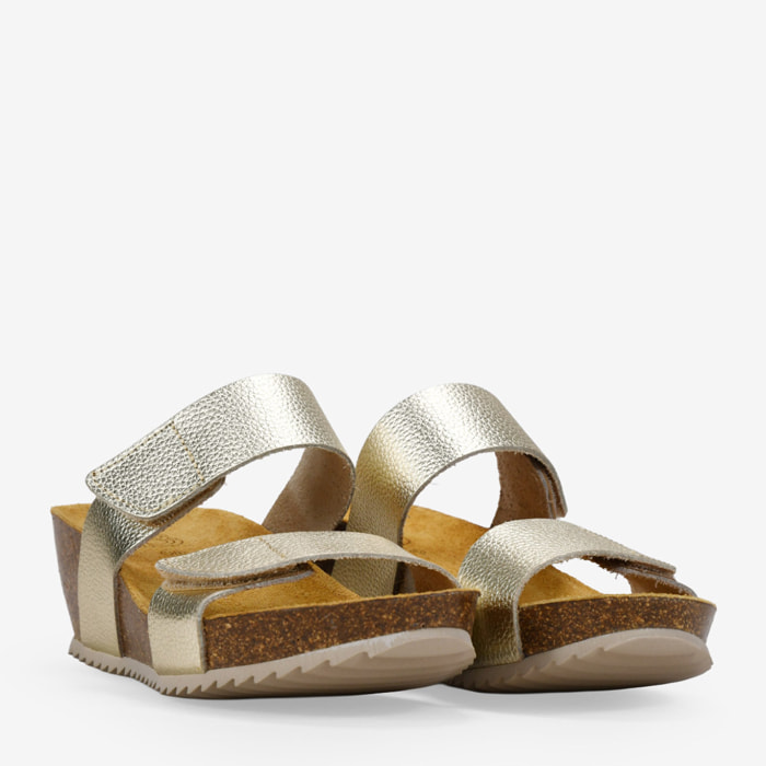 Sandalias destalonadas doradas en piel con cuña