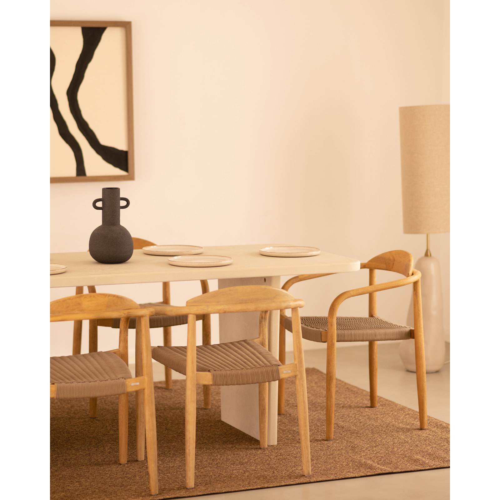 Table à manger en microciment de teinte blanc cassé disponible en différentes tailles