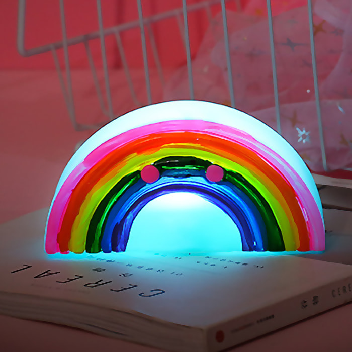 Luz led infantil nocturna, de goma blandito. Estrujar para encender. Diseño Arcoiris.