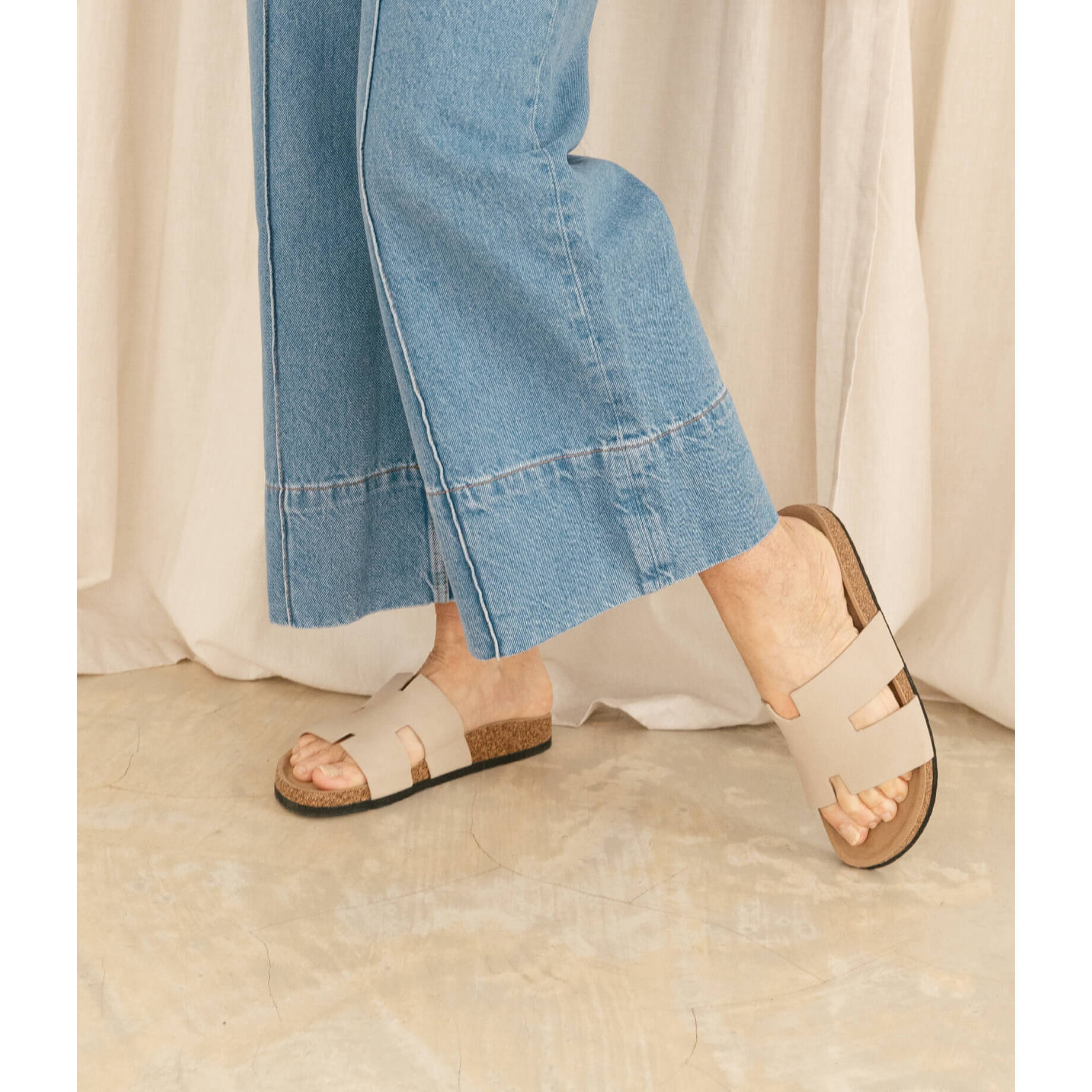 Sandalias planas beige con suela de corcho