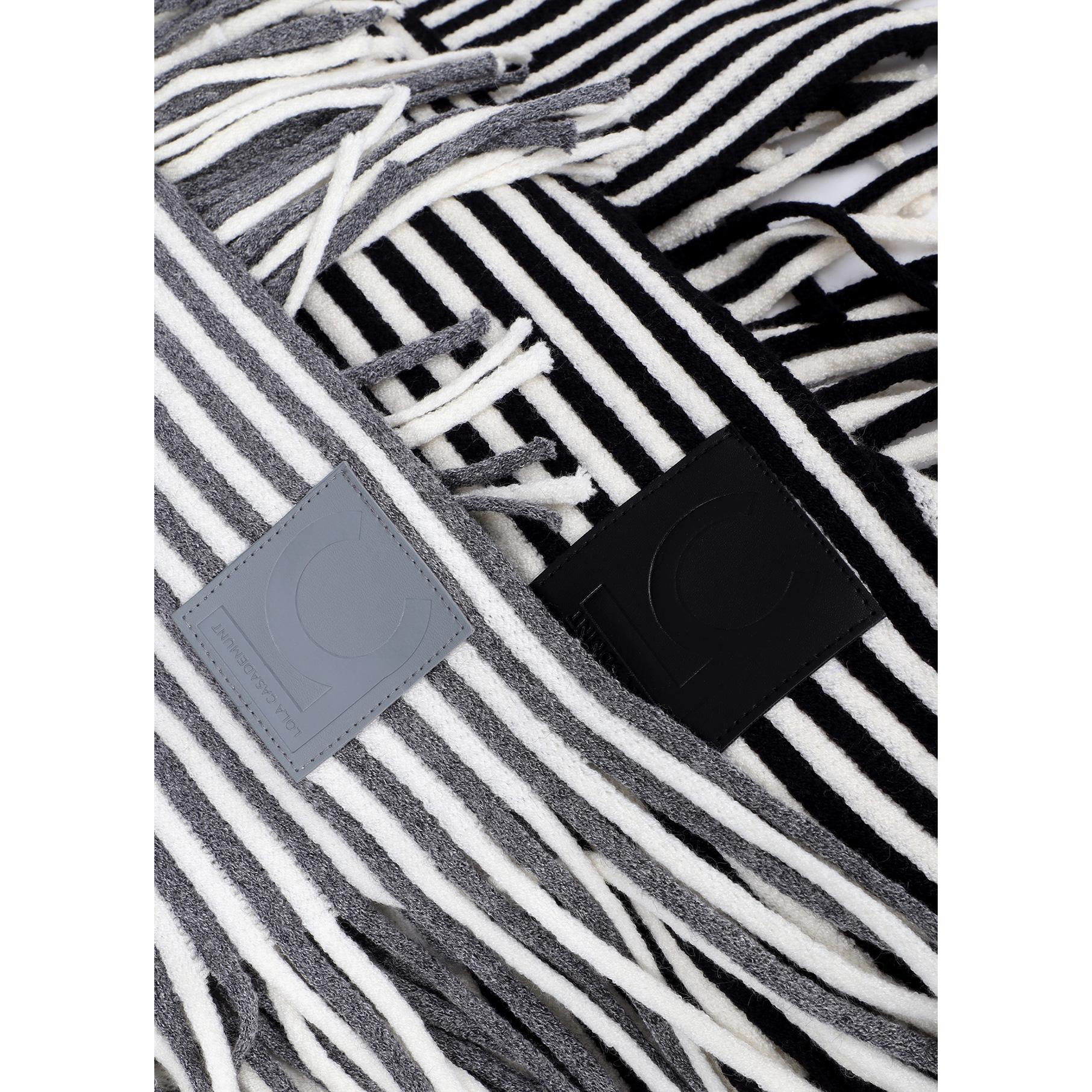 Poncho a righe in maglia con collo alto