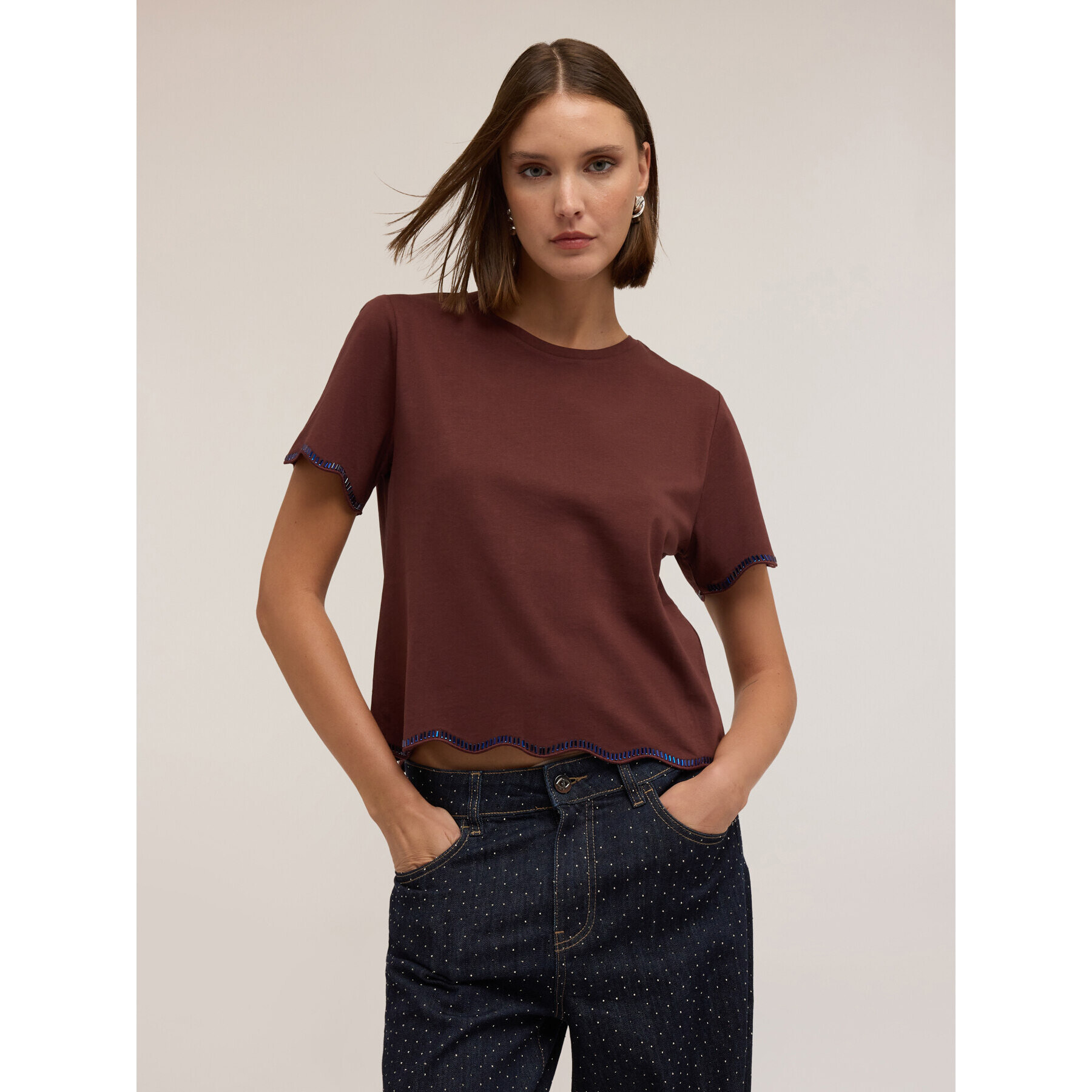 Motivi - Camiseta con bordes ondulados y bordados - Marrón