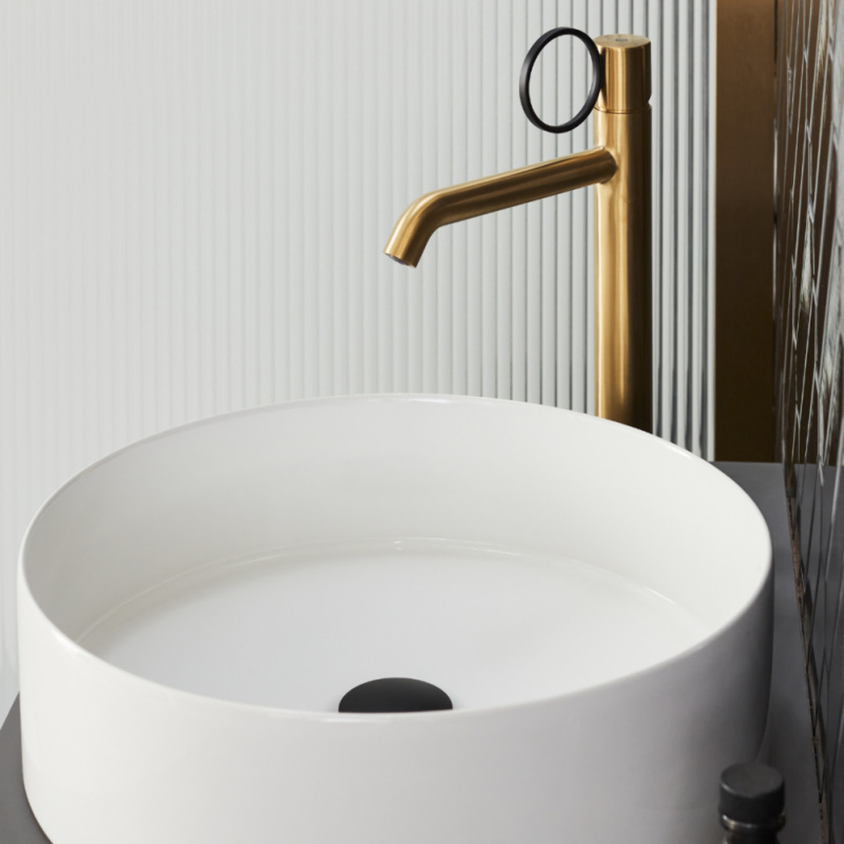 Mitigeur lavabo haut Vivienne laiton brossé avec bague noire mate