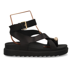 Sandalias cómodas de tiras mujer con adorno metálico.