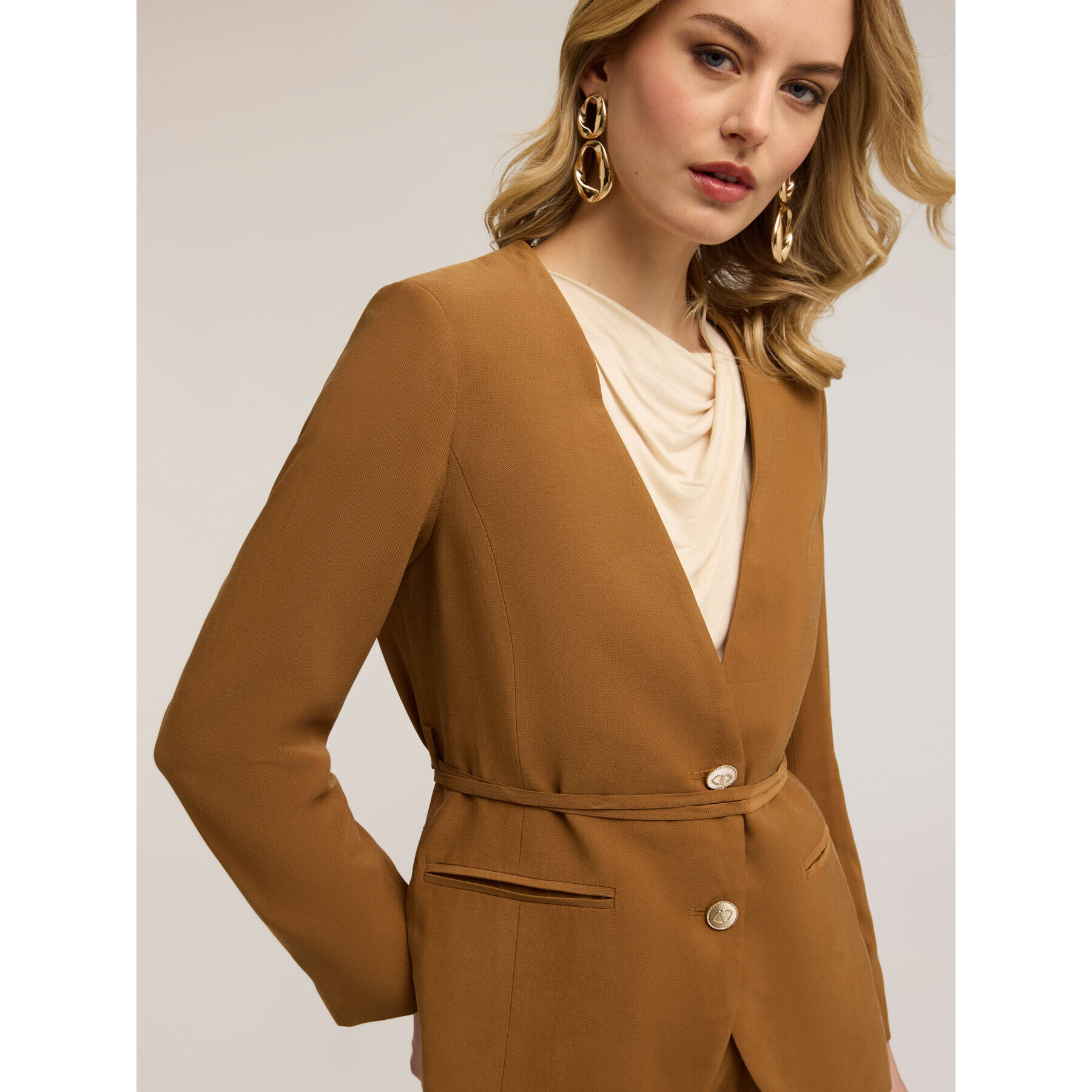 Motivi - Giacca senza collo con cinturino - Marrone