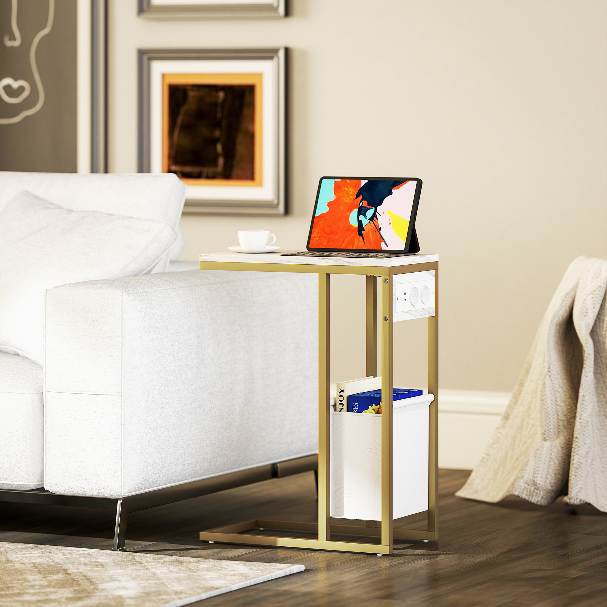 Table d'appoint avec station de charge secteur + USB - panier tissu intégré - acier doré effet marbre blanc