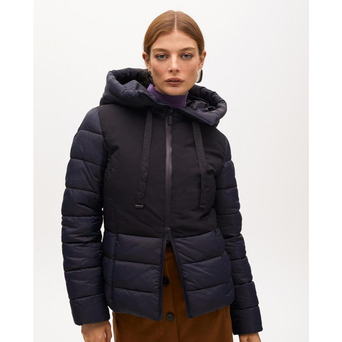 Anorak corto imbottito aderente a contrasto