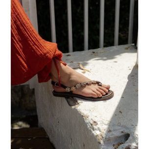Sandalias de dedo marrones con hojas metálicas