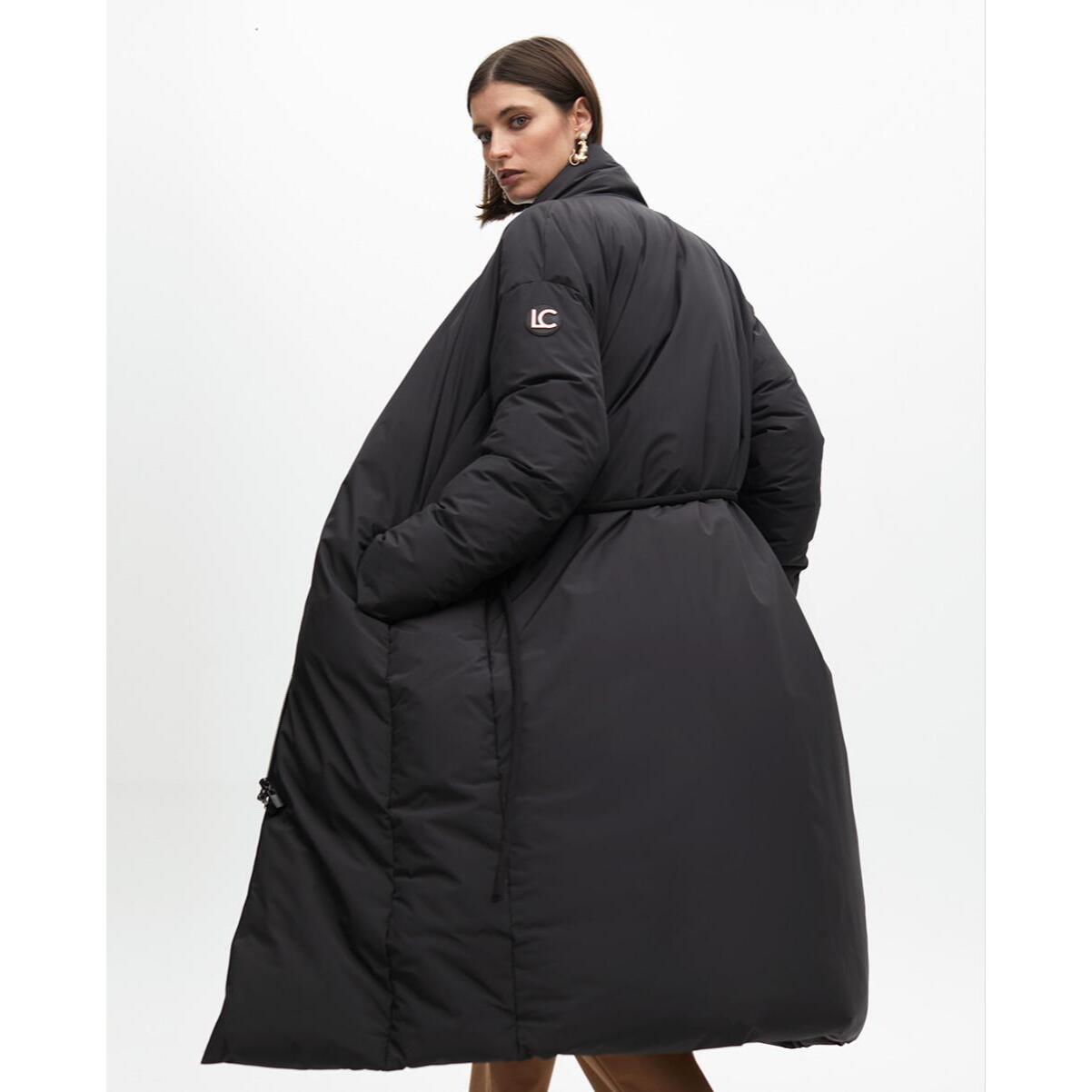 Cappotto imbottito con cintura e collo avvolgente