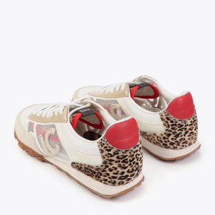 Sportivo in rete e tessuti diversi