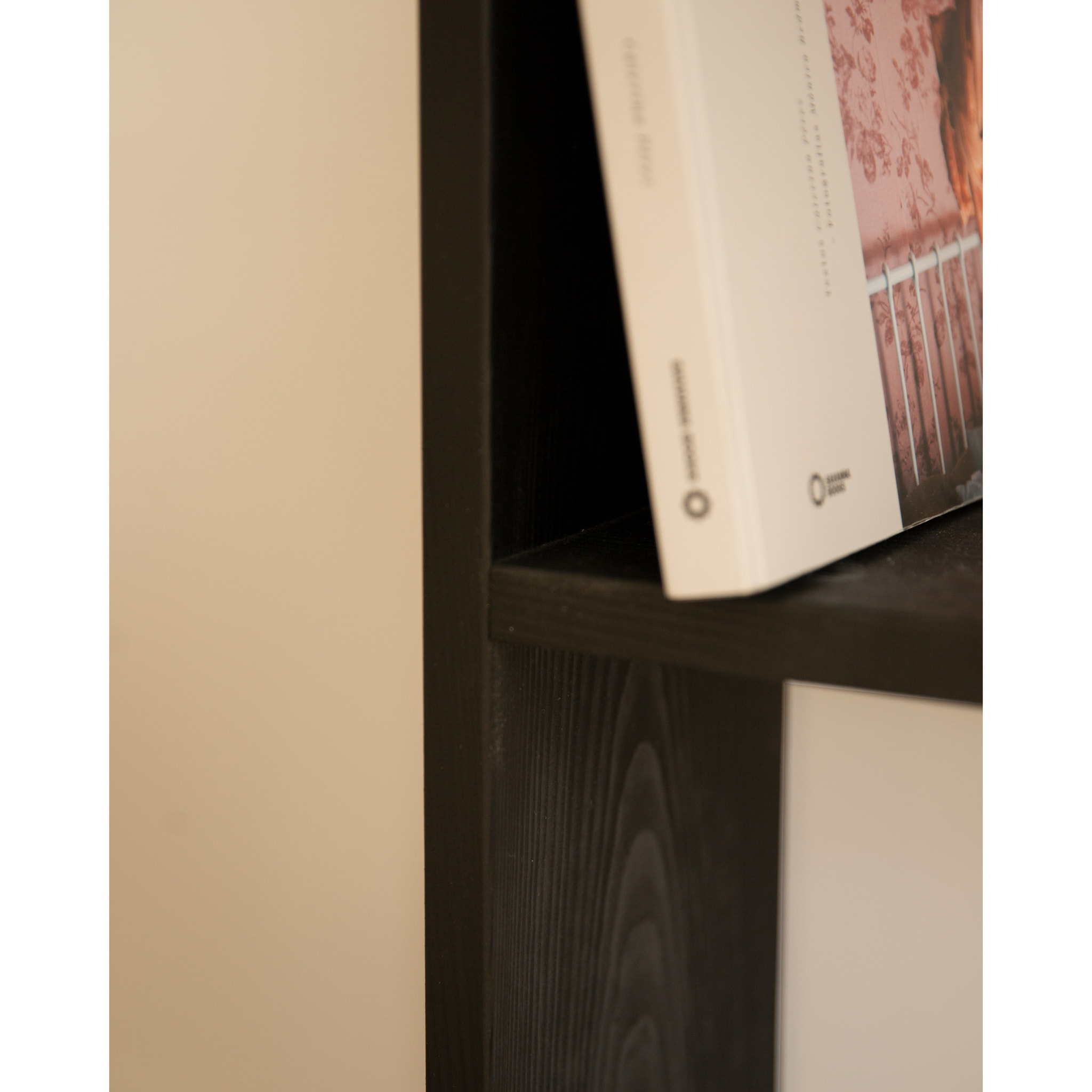 Estantería de madera maciza tono negro con 3 estantes Alto: 146 Largo: 80 Ancho: 20