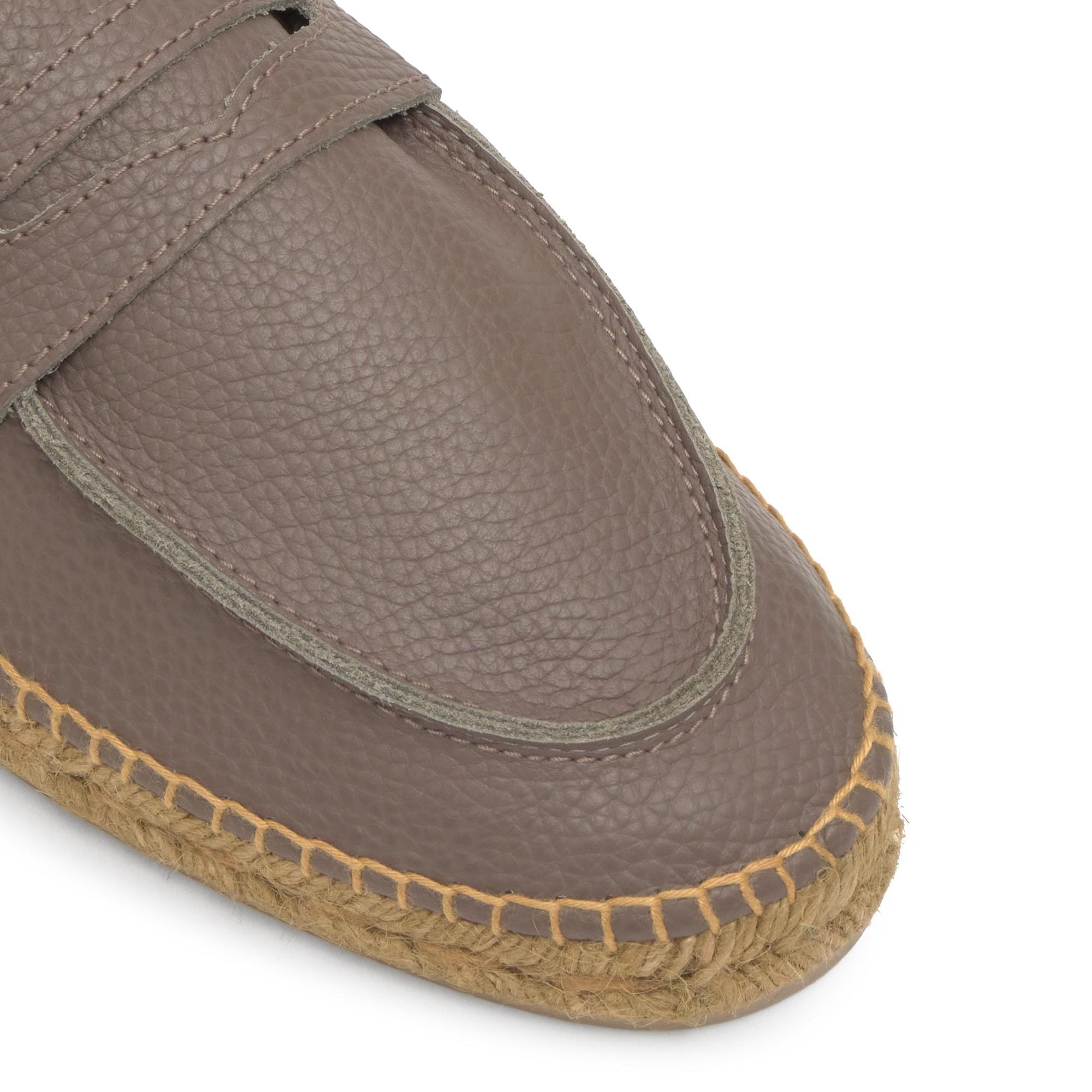 Alpargata Nacho plana tipo mocasín en napa granulada