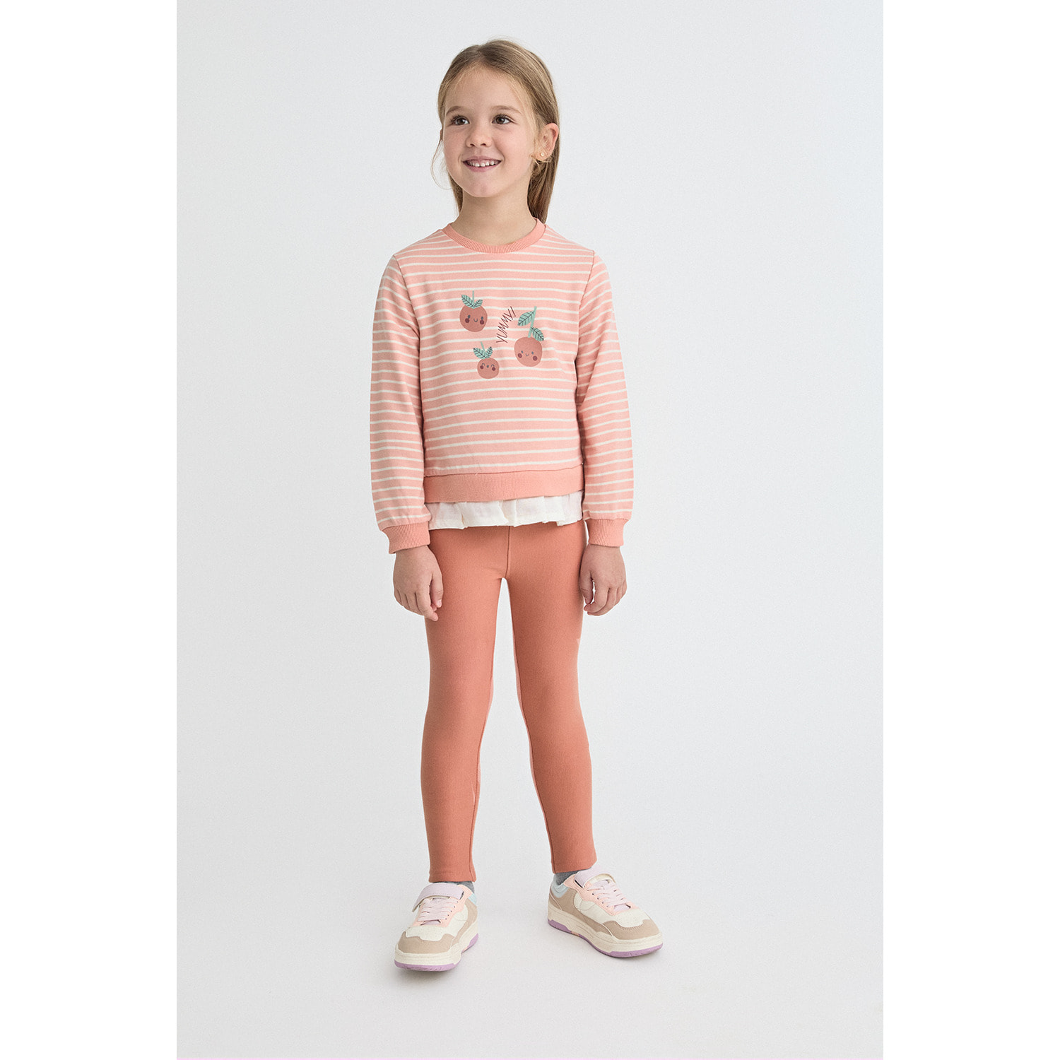 Conjunto niña sudadera de rayas y leggings, detalle de frutas y bajo con volante, cintura elástica | Color: Melocotón | Street Monkey