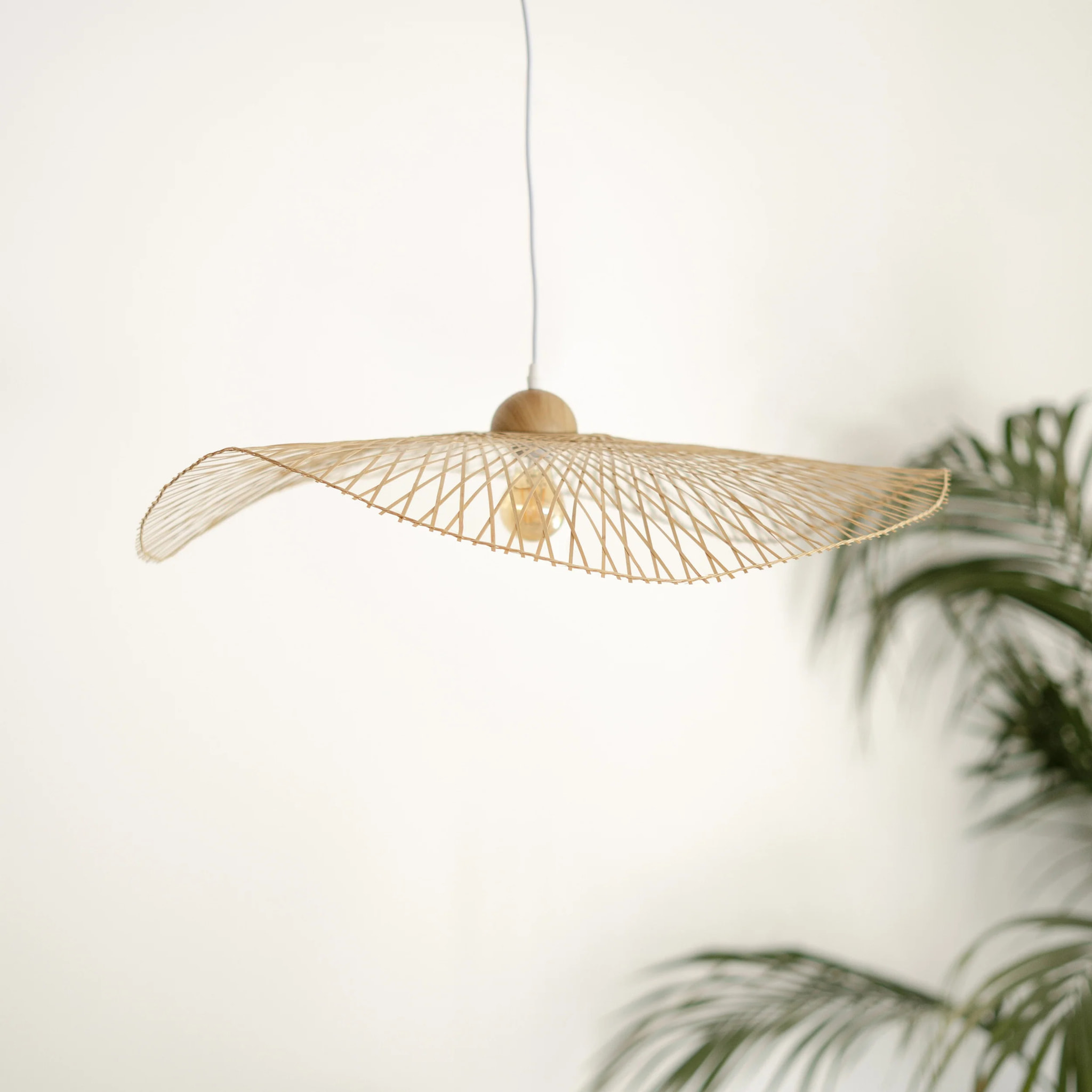 Suspension D75 cm en bambou avec fil blanc - Jipi