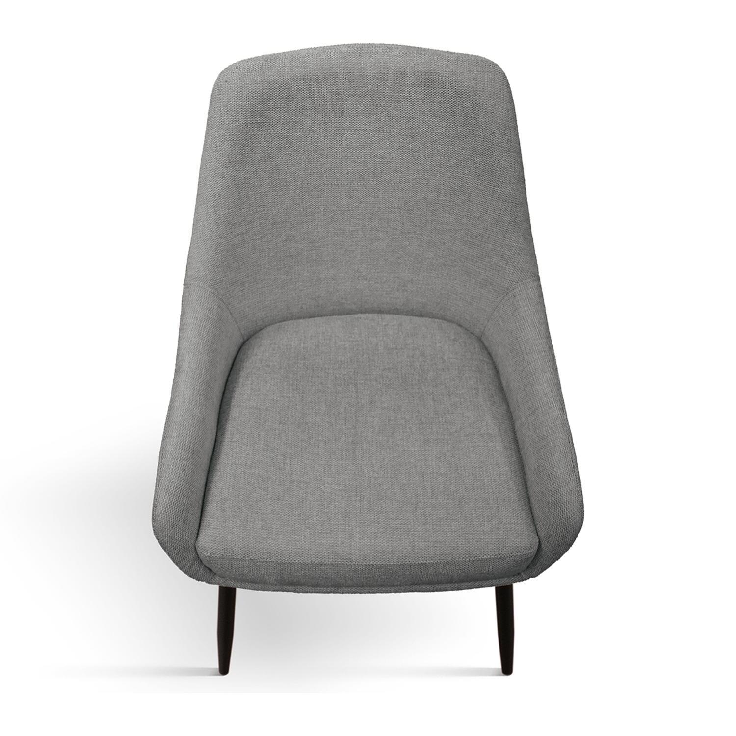 Set di 4 sedie TALLINN in tessuto grigio e gambe in metallo nero opaco, con braccioli