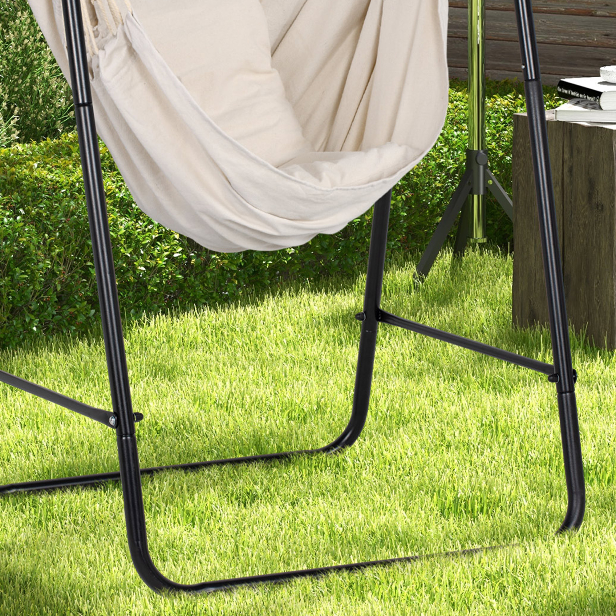 Chaise suspendue de jardin avec support et coussin acier noir coton beige