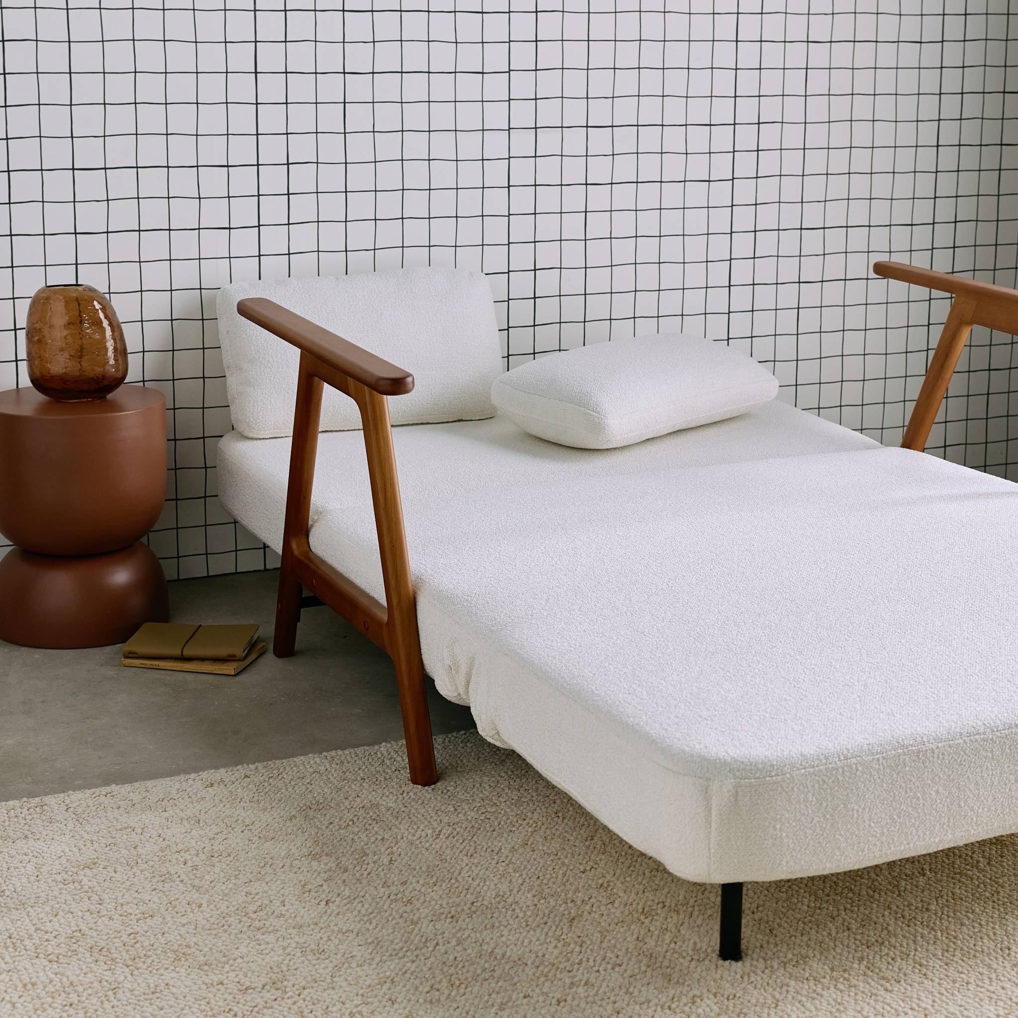 Banquette canapé convertible 2 places bois d'hévéa teinté noyer clair et bouclette texturée blanche L 133 x P 81 x 84cm - Sven
