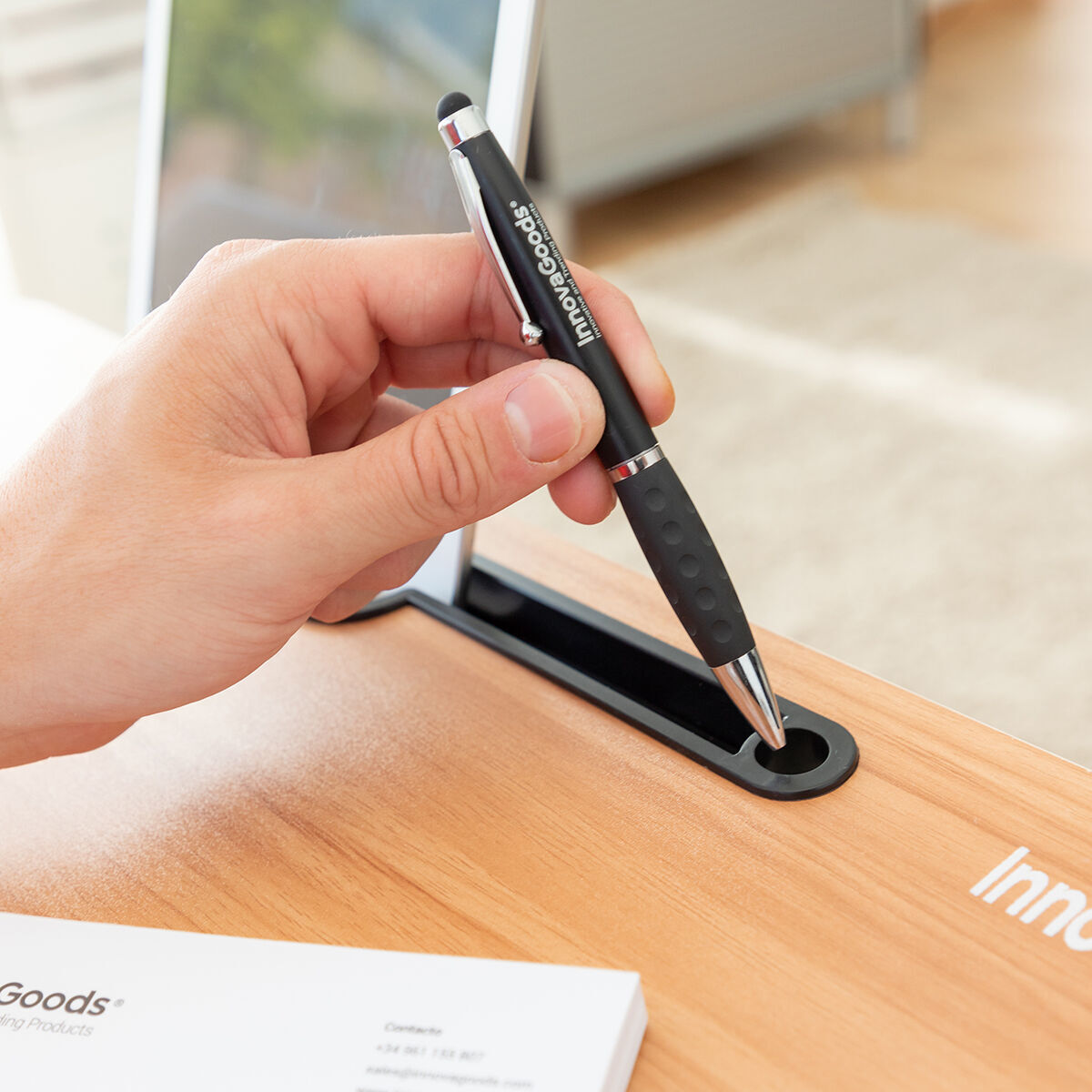 Pack Tavolo Pieghevole Multiuso e Cuscino da Lettura con Braccioli InnovaGoods