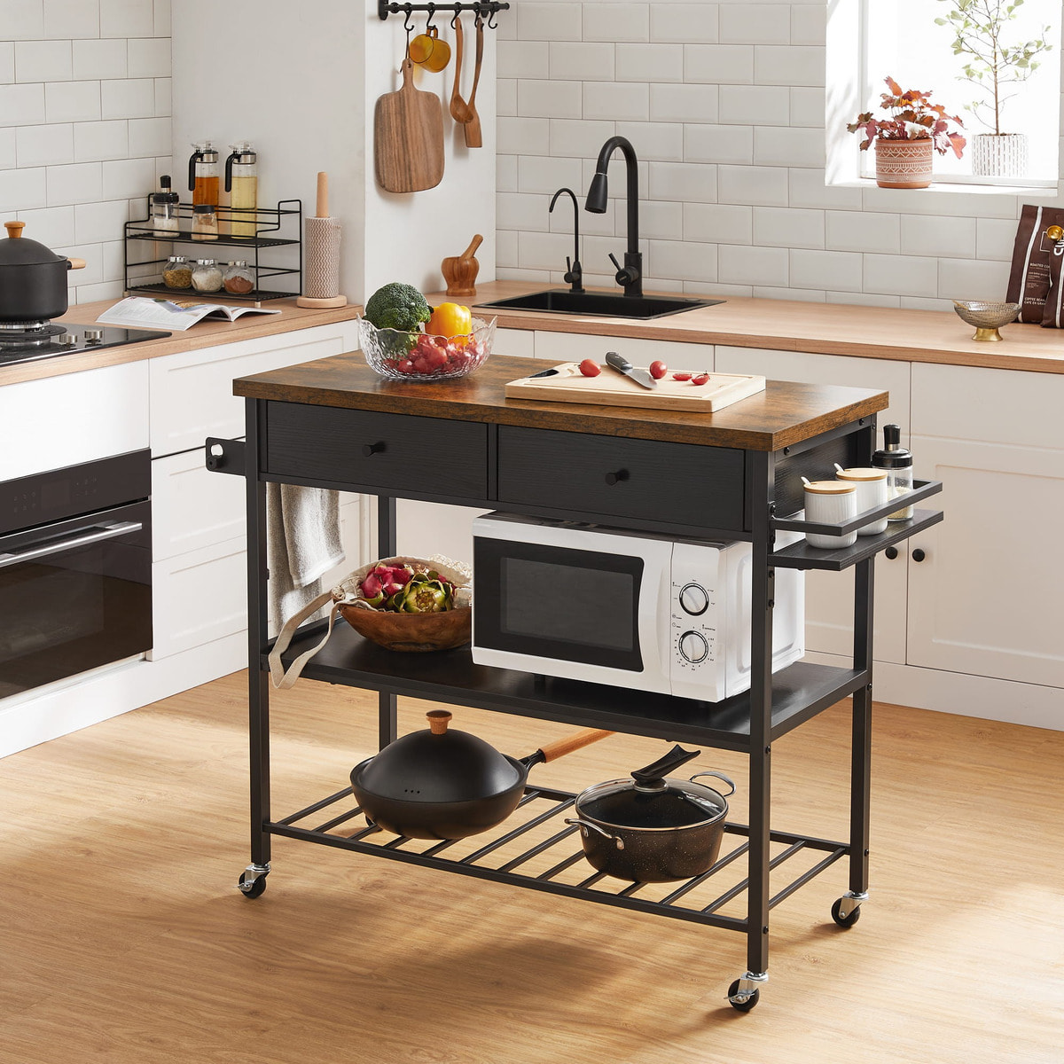 Isola da cucina industriale con ruote in legno e acciaio