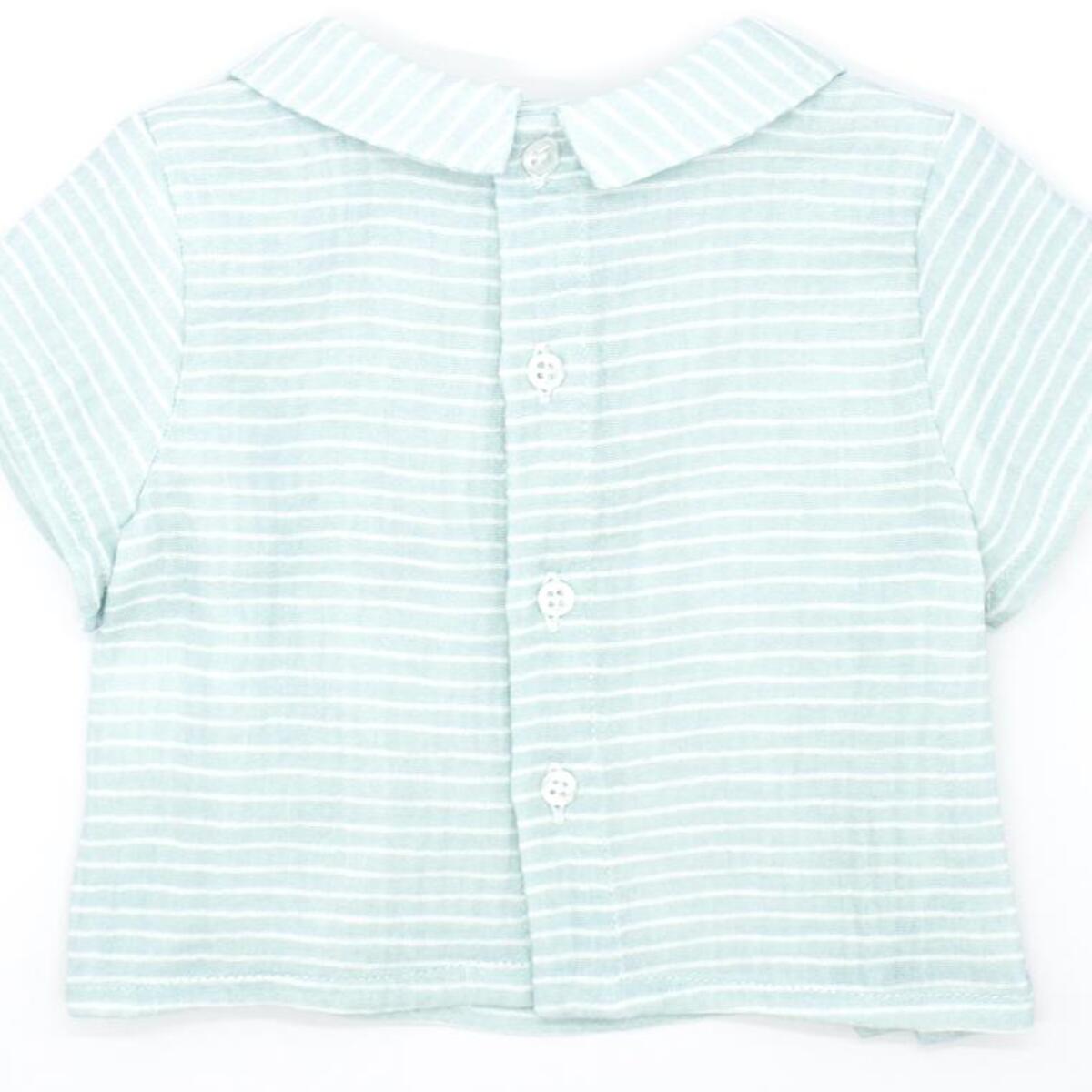 Camisa estampada de rayas verdes. Con cuello y pliegue en el cuello.