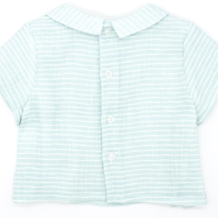 Camisa estampada de rayas verdes. Con cuello y pliegue en el cuello.