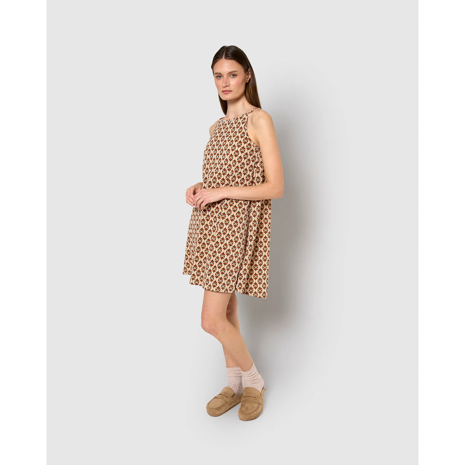 Vestido corto tirantes crepe alegria arena