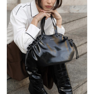 Bolso de mano negro con fruncido