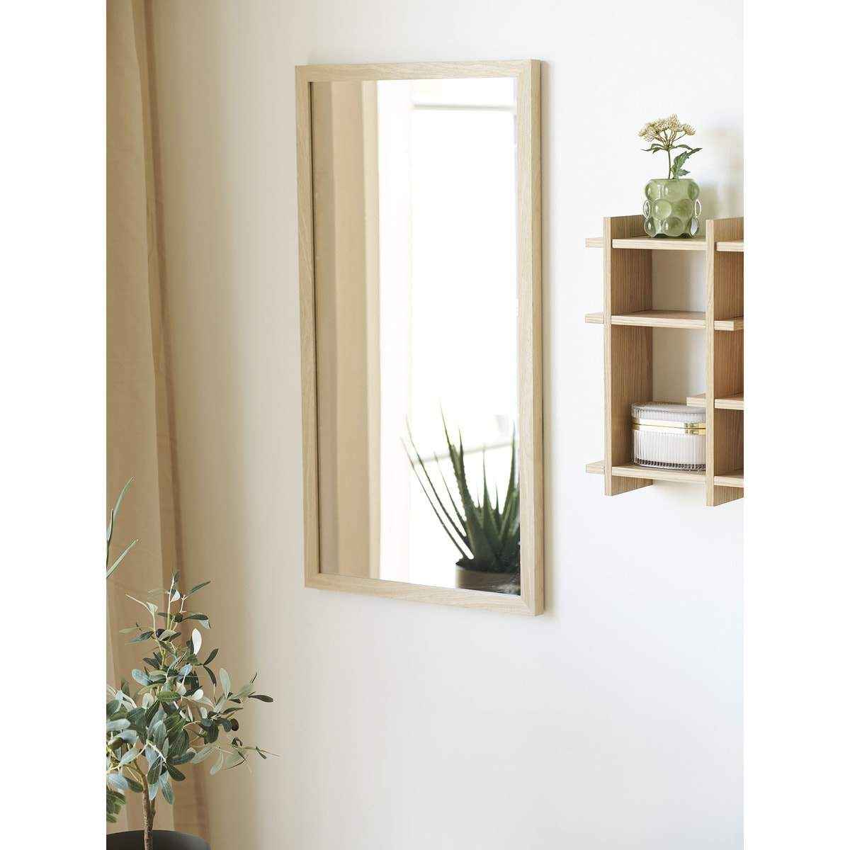Specchio da parete Scottsdale con cornice in legno naturale 45x75 cm