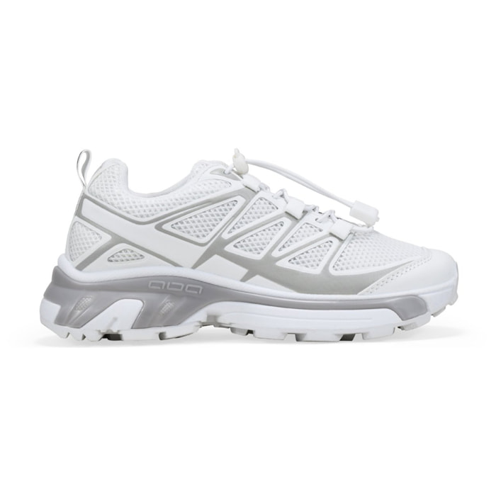 Zapatillas deportivas blancas con cordones ajustables