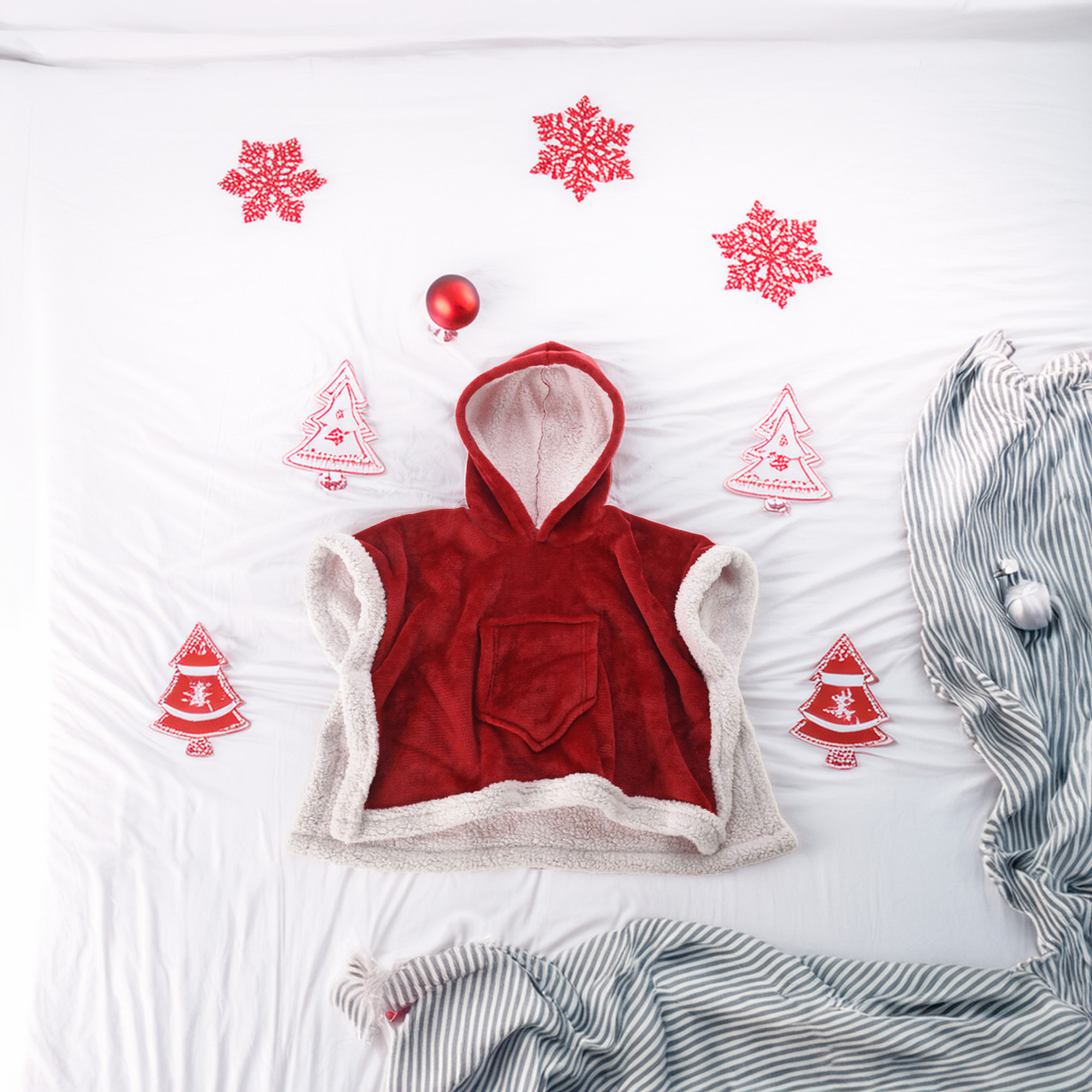 Poncho de navidad para niños rojo con ribete blanco