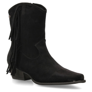 Bota campera con flecos y tacón bajo.