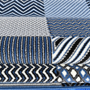 Tapis Dufi motif géométrique différentes teintes de bleu