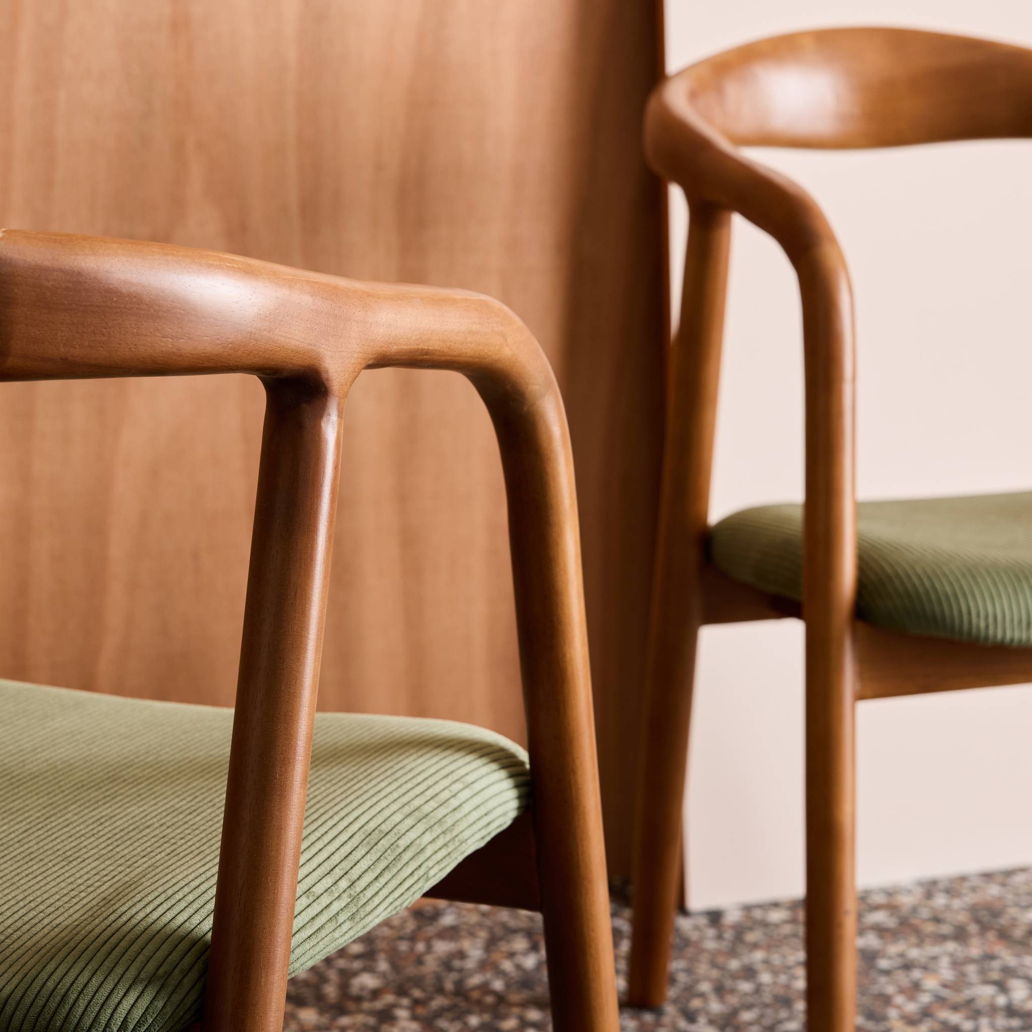 Fauteuil vintage bois d'hévéa teinté noyer et velours côtelé (lot de 2) SARA