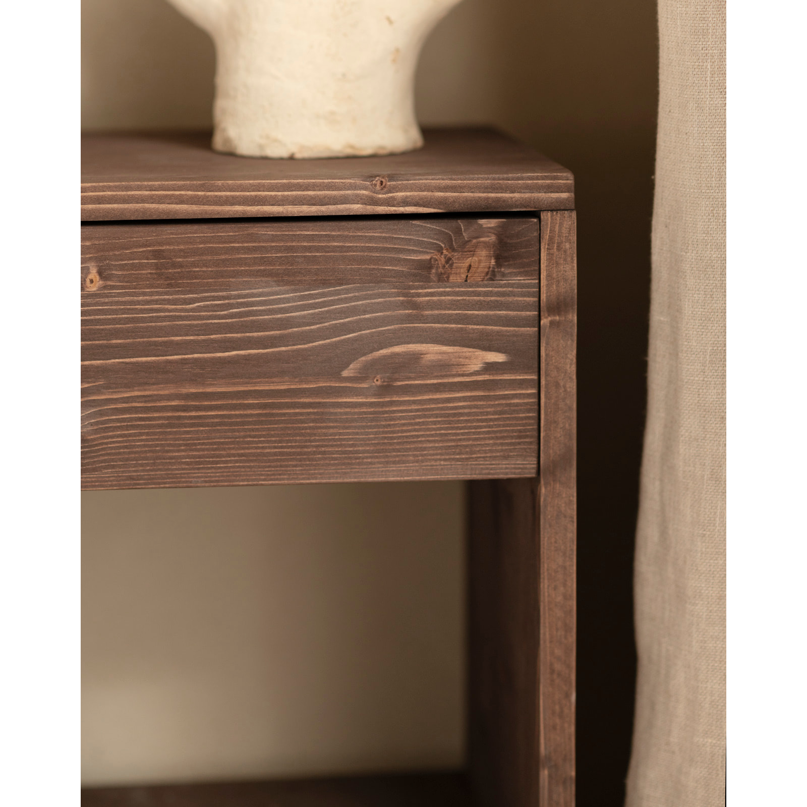 Table de chevet en bois massif avec un tiroir couleur noyer 50x40cm Hauteur: 50 Longueur: 40 Largeur: 29.5