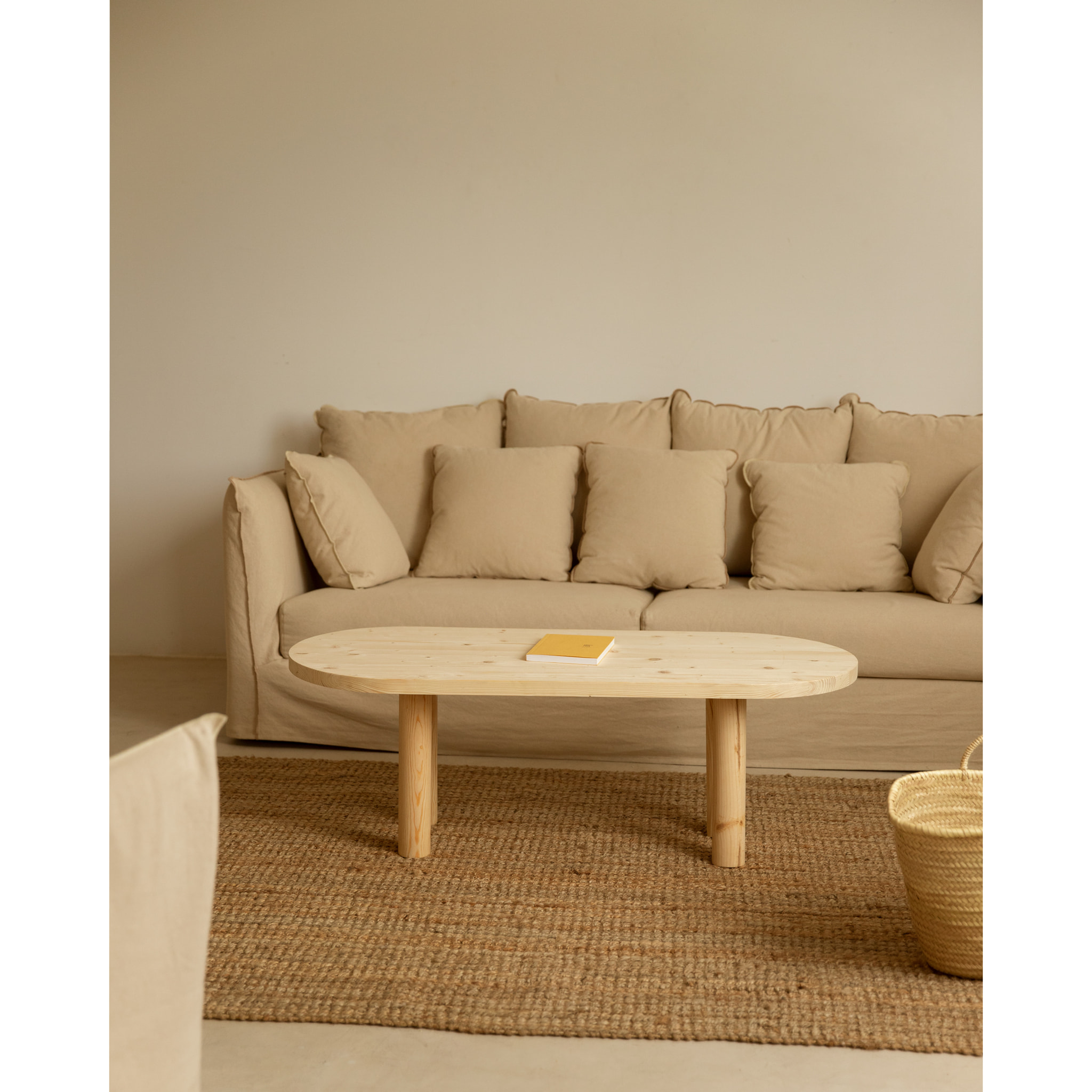 Table basse ovale en bois massif en teinte naturelle de 40x120cm Hauteur: 40 Longueur: 120 Largeur: 50