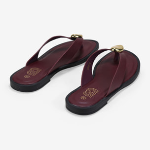Sandalias de dedo burdeos con aplique metálico