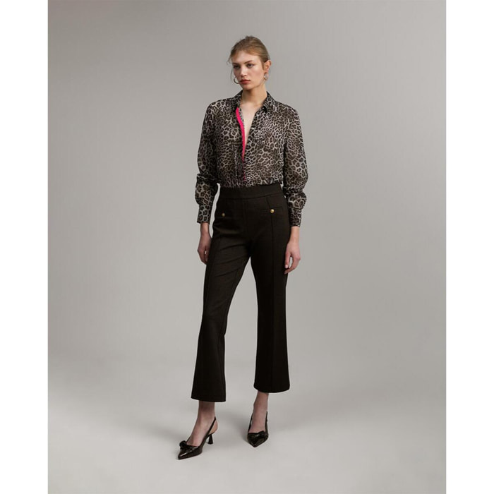 Camicia semitrasparente con stampa animalier e dettagli a contrasto