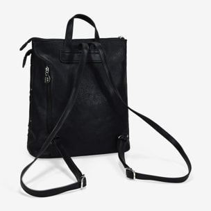 Mochila negra con doble cremallera y tachas