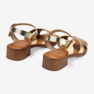 Sandalias de tacón doradas con hebilla