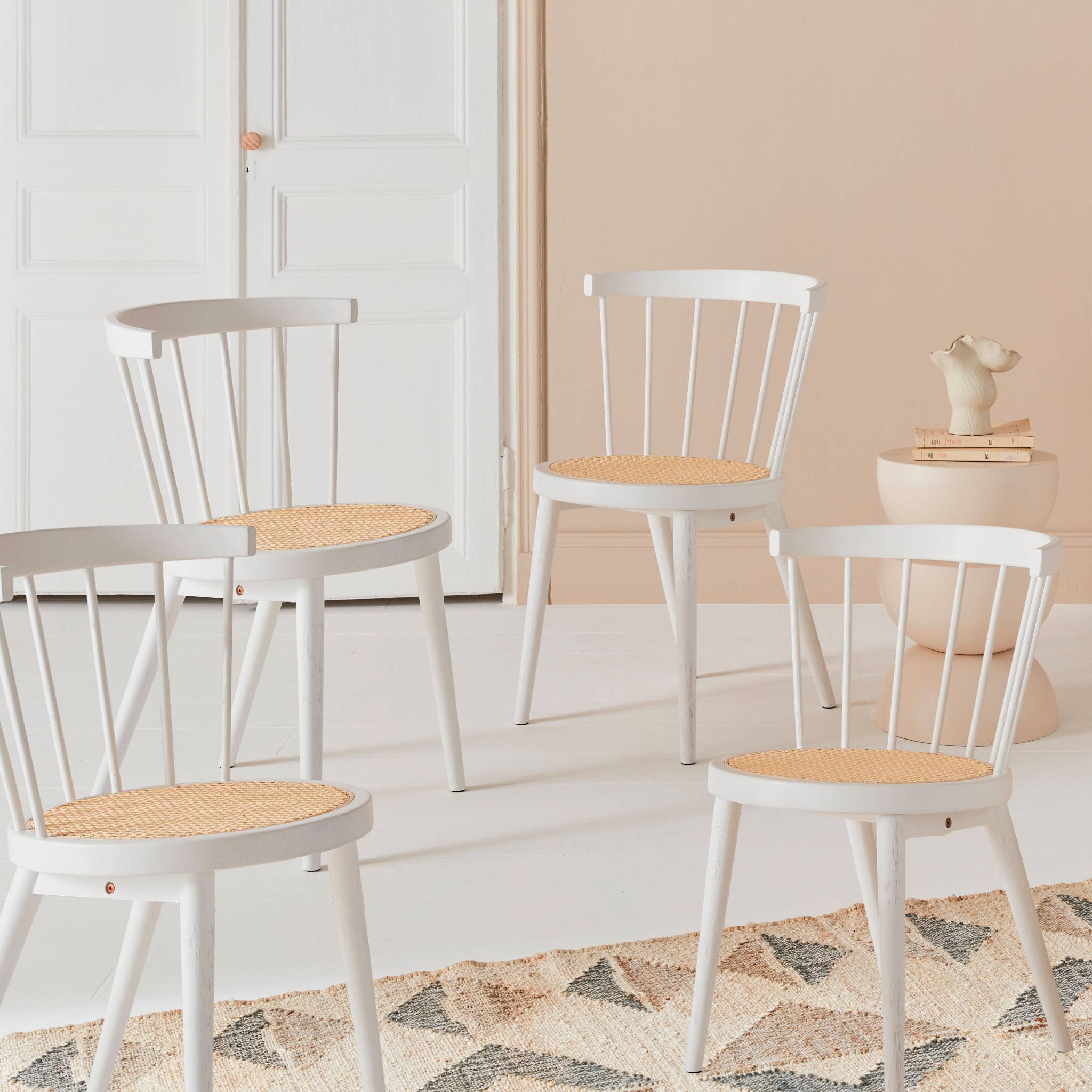 Lot de 4 chaises blanches en bois et cannage. Nora. L 53 x P 53.5 x H 76cm