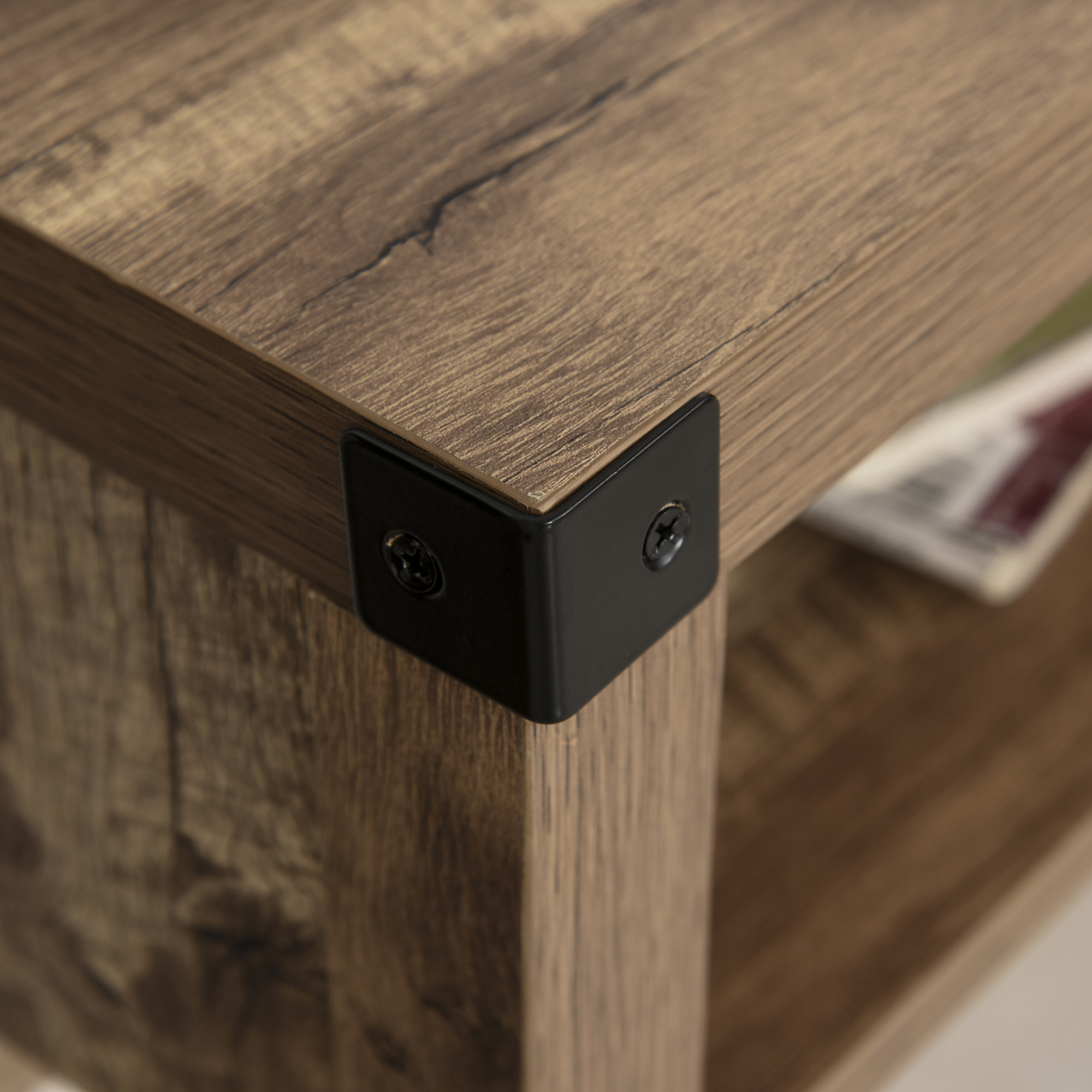 Bureau design industriel grand plateau 2 niches métal noir panneaux particules imitation bois veinage marron