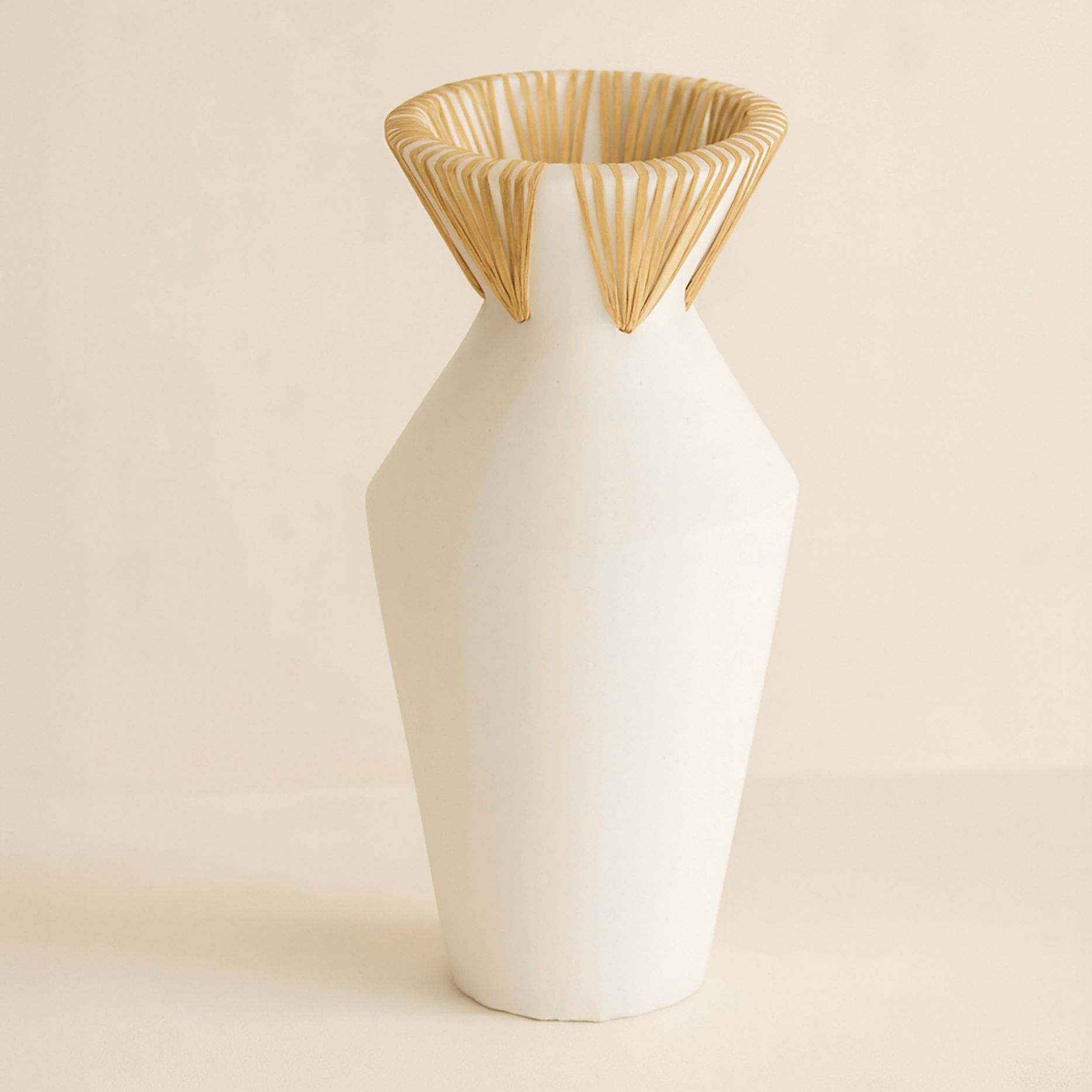 Vase en béton et rotin blanc h37cm AYA