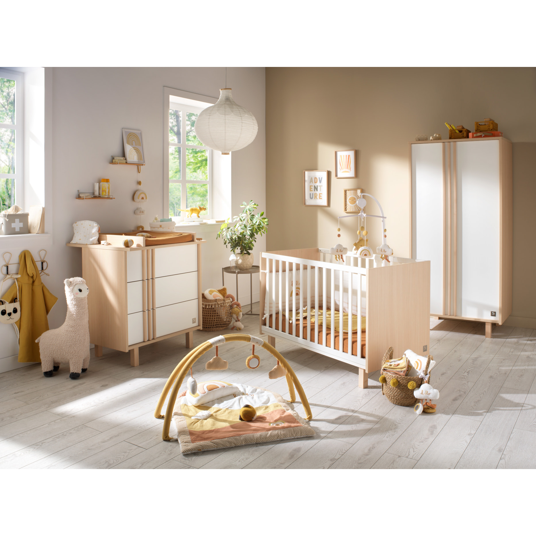 Lit bébé 120x60 avec pieds décor chêne velours et balustres blancs