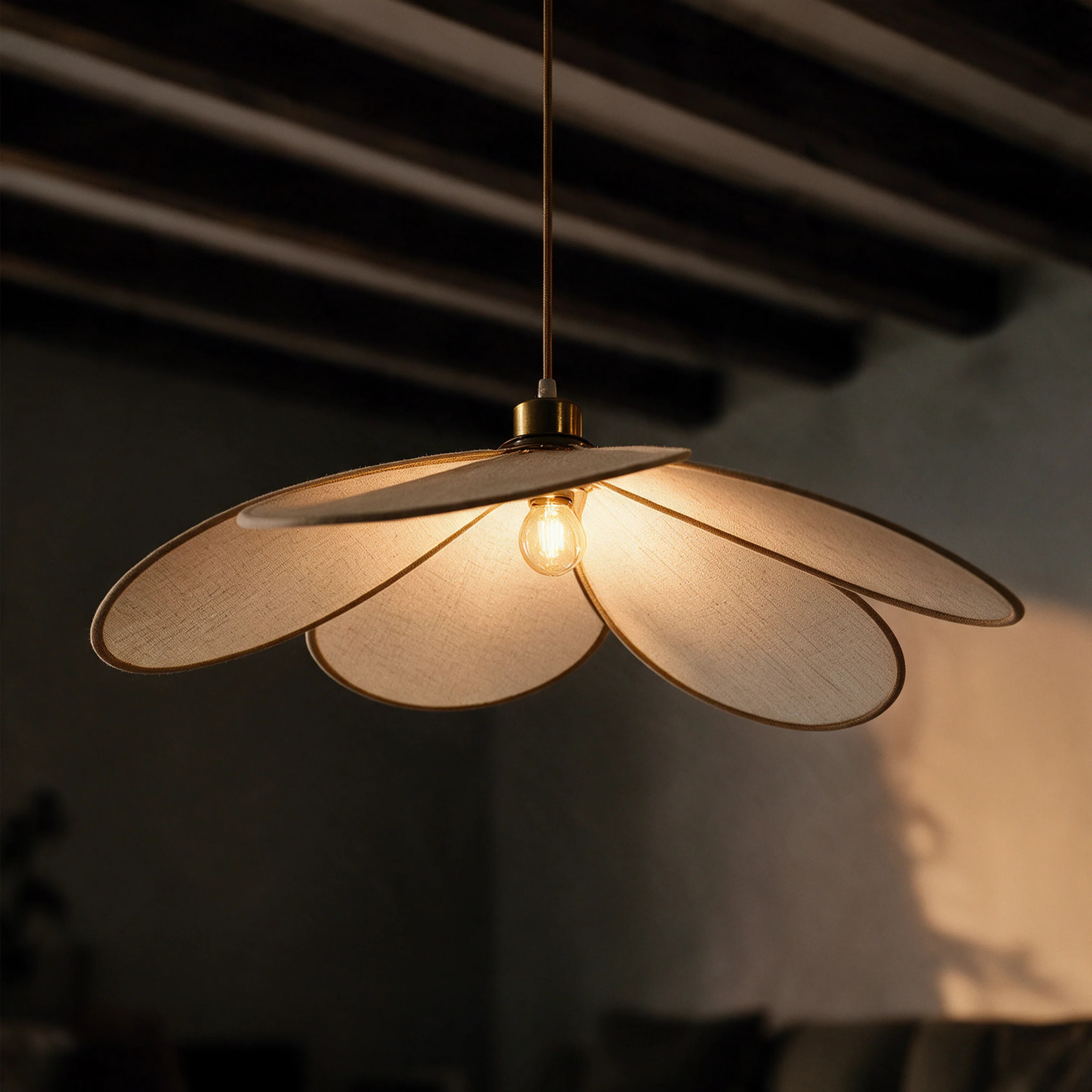 Suspension pétale en tissu beige et métal doré 75 cm - Flora