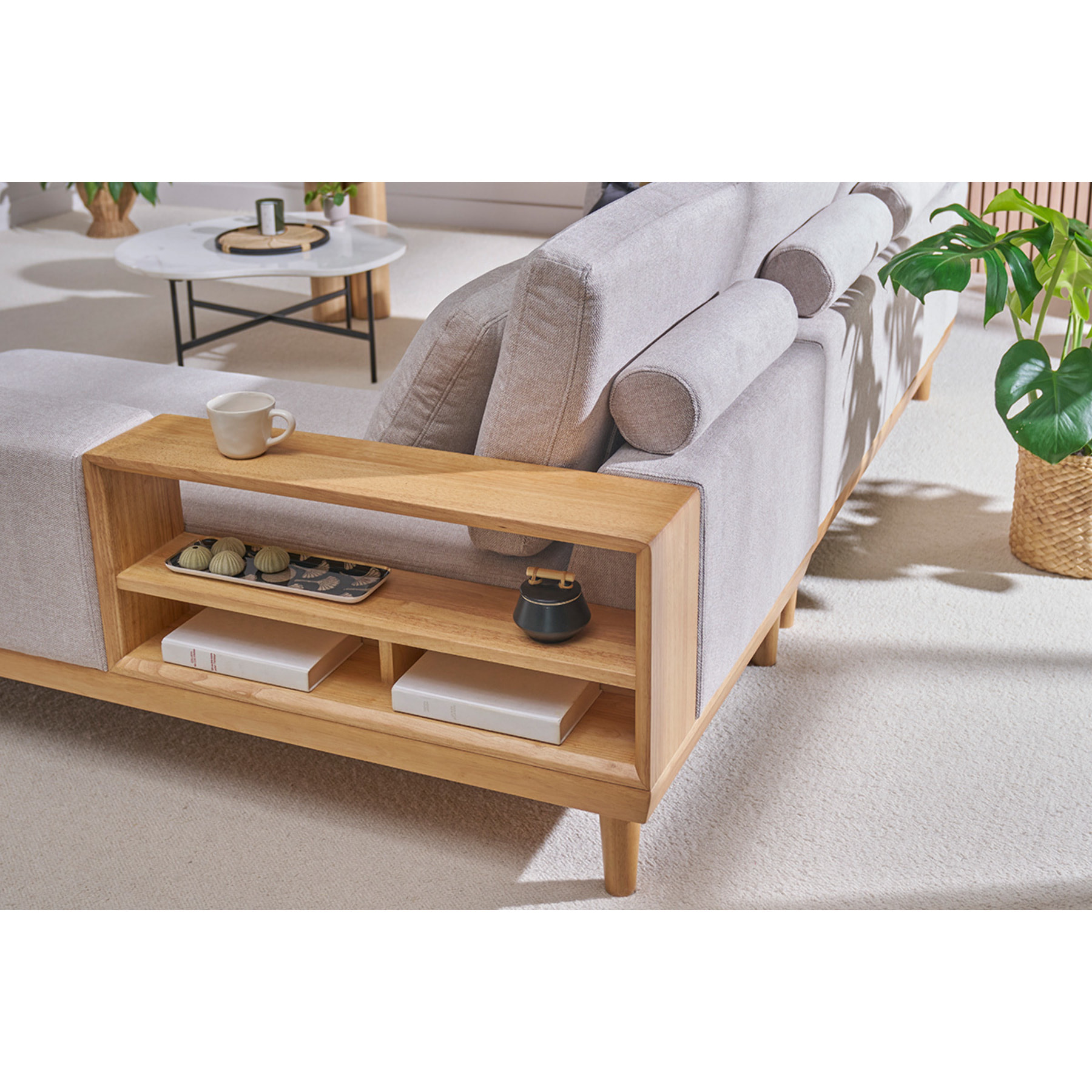 Canapé d'angle droit 5 places avec rangements en tissu effet velours texturé beige et bois clair KOMAO