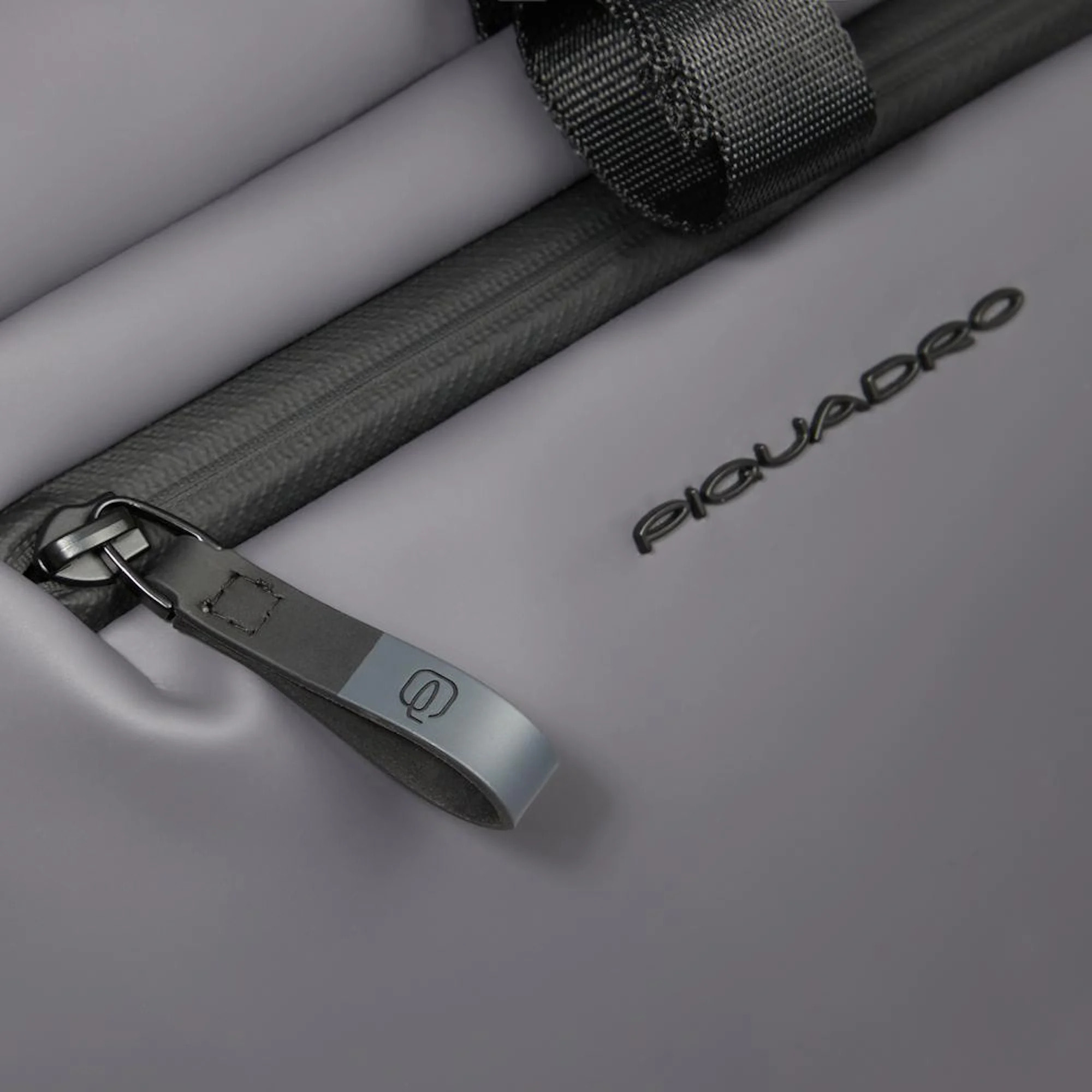 Piquadro Zaino roll-top per PC e iPad® con cinghia pettorale, agganci per lucchetto e luce portatile da bici